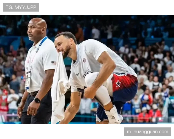 特写聚焦：斯蒂芬·库里命中个人职业生涯第3500记三分，主场观众起立长时间欢呼